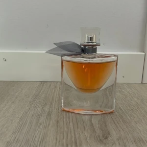 Lancome / Lancôme La Vie Est Belle, 50 ml - En flaska Lancôme La Vie Est Belle parfym, 50 ml. Knappt använd/nästan full flaska! Perfekt för den som älskar en söt och blommig doft. Köpt på Tradera av säljare som köpt den i butik för två år sedan men förvarat i en mörk garderob sedan dess. Flaska och kork i perfekt skick utan skador/nagg etc. Säljer vidare då doften ej passar mig. Ej retur på samtliga mina varor.