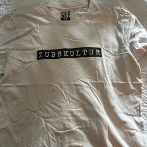 odz merch - Säljer en vit t-shirt från Odz merch för några år sedan, den går inte att köpa mer. Super skön och mjuk bomullskvalitet ochså