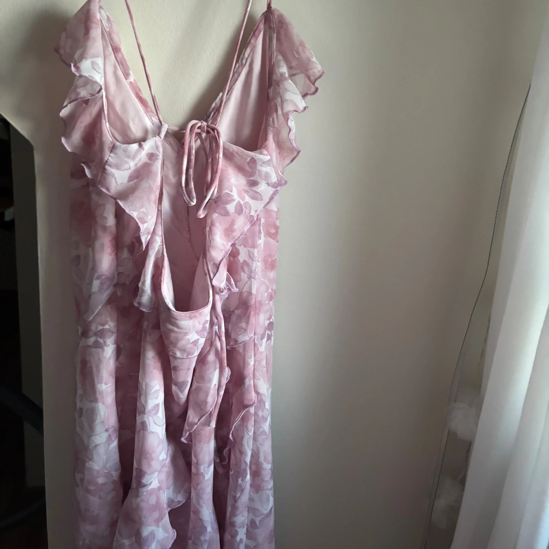 Lång blommig rosa klänning med volang från vila - 2