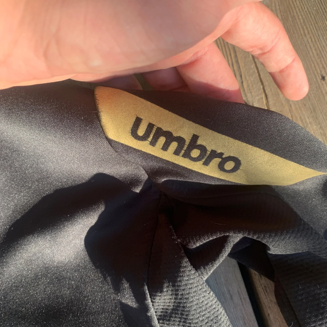 Umbro tröja storlek xs i färgen svart och guld detaljer mycket bra skick! - 3
