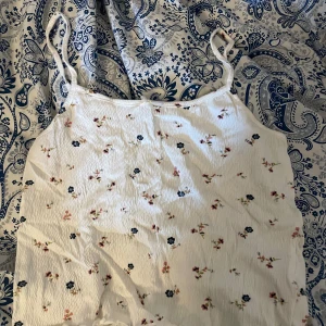 Linne - Vitt linne med blommor från Lager 157. Använd fåtal ggr. Storlek M Tvättar allt innan, skriv för mer bilder eller om du har några frågor.💞