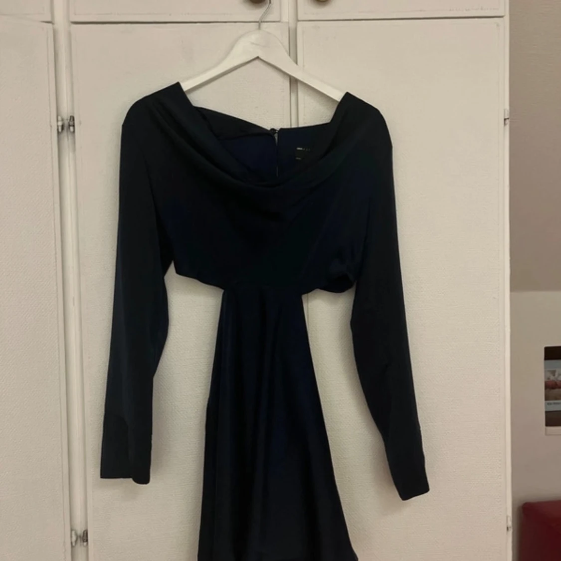 Mörkblå långärmad satinklänning ASOS Design