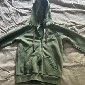 Grön hoodie från Peak Performance  - Mysig grön hoodie från Peak Performance i storlek XS kan nog även passa S. Skriv vid frågor!
