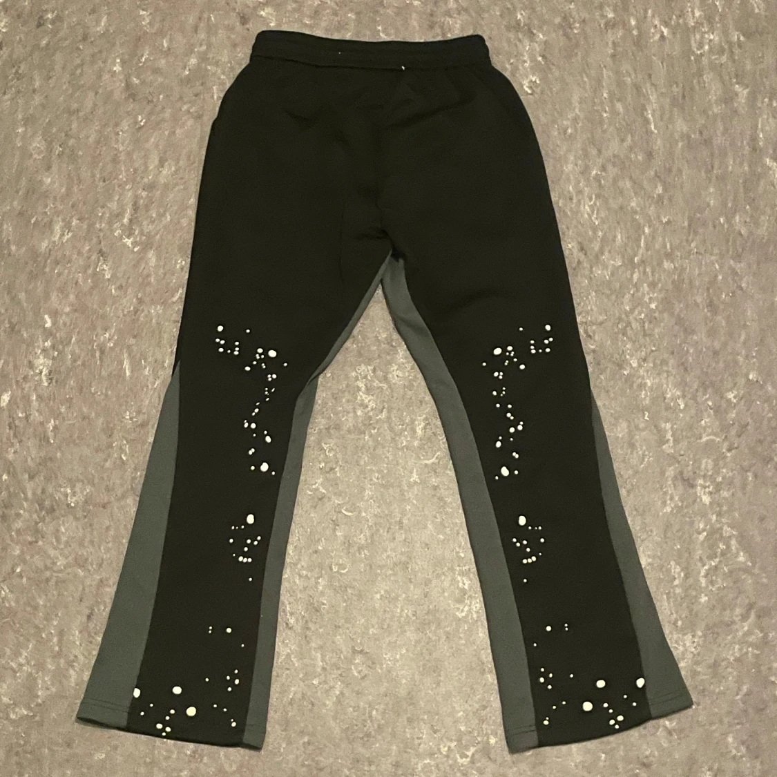 Svarta och grå mjukisbyxor från Shein - 1