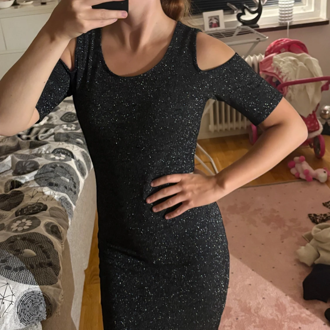 Glittrig svart kortklänning - 4