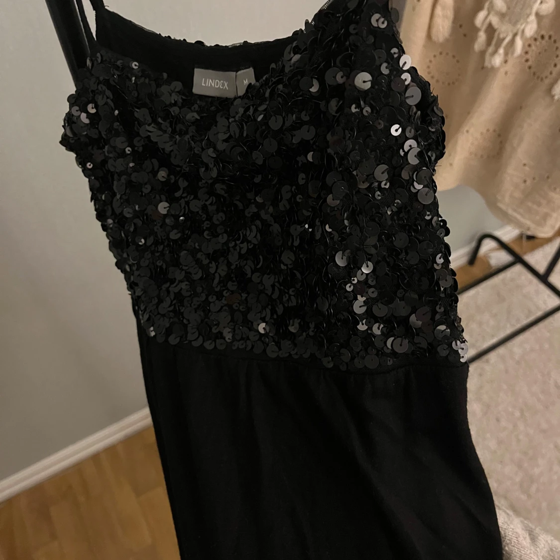 Svart paljettlinne från Lindex - 3