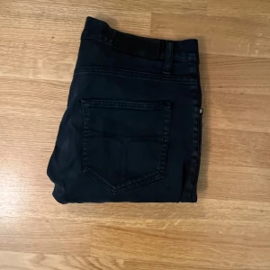 Tiger of sweden jeans Svart - Säljer Tiger of sweden jeans i storlek W33 L34, Modell Pistolero. Mycket bra skick. Vid frågor är det bara att kontakta 🙏🏼