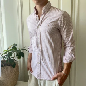Ralph Lauren skjorta M slim fit randig  - Ralph Lauren skjorta M slim fit randig. Modellen är 180,75 kg! 🫶 inga defekter 