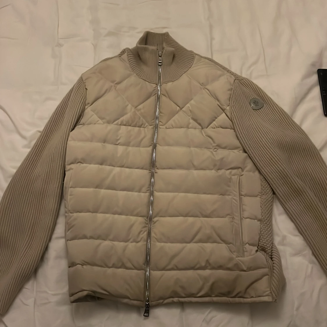 Beige Moncler dunjacka med stickade ärmar
