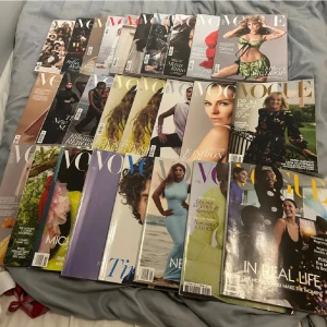Säljer min Vogue Kollektion<3 - Alla nummer på bilden ingår förutom 2 som är sålda! Så 23 tidningar! Säljs för 3500 men kan tänka mig gå ner till 3000 om inte fler är intresserade då sker budning. Har betalat cirka 200 för varje nummer så allt är värt cirka 4600. Om ni undrar specifika nummer får ni skriva! Finns att hämta i Karlskrona, plus om ni kan hämta då det är svårt att skicka så många nummer i posten! Är i nöd av pengar just nu för att hjälpa min kille ekonomiskt!<3 Betalning sker via Swish!