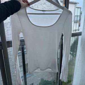 2-pack långärmade toppar i vitt & svart 🖤🤍 - Säljer två basic långärmade toppar i vitt och svart från Gina Tricot. Perfekta att styla med jeans eller kjol för en clean look. Säljes tillsammans. En fläck på den vita tröjans ärm, men det syns knappt när man har på sig den.