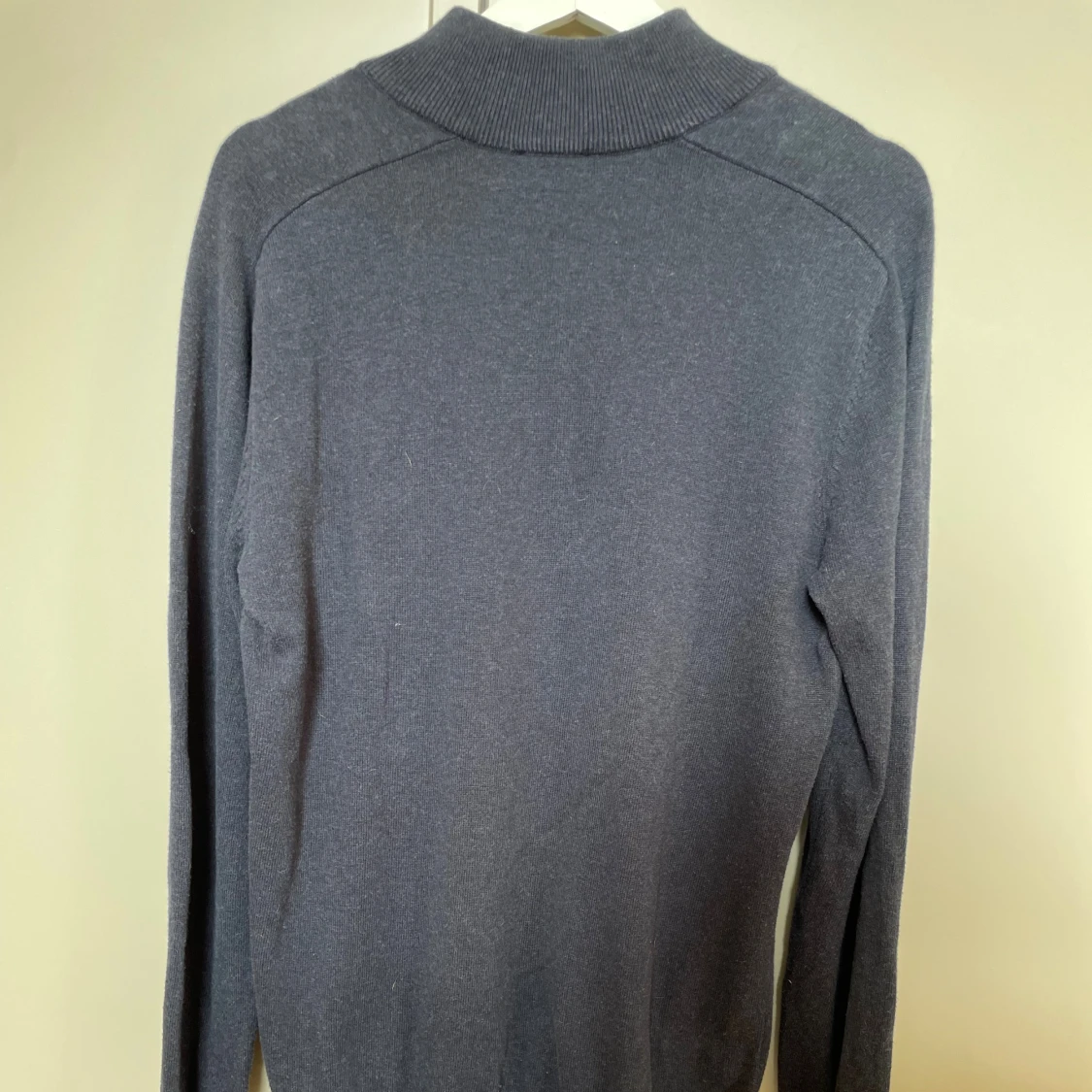 Mörkblå stickad tröja från John Henric - 1