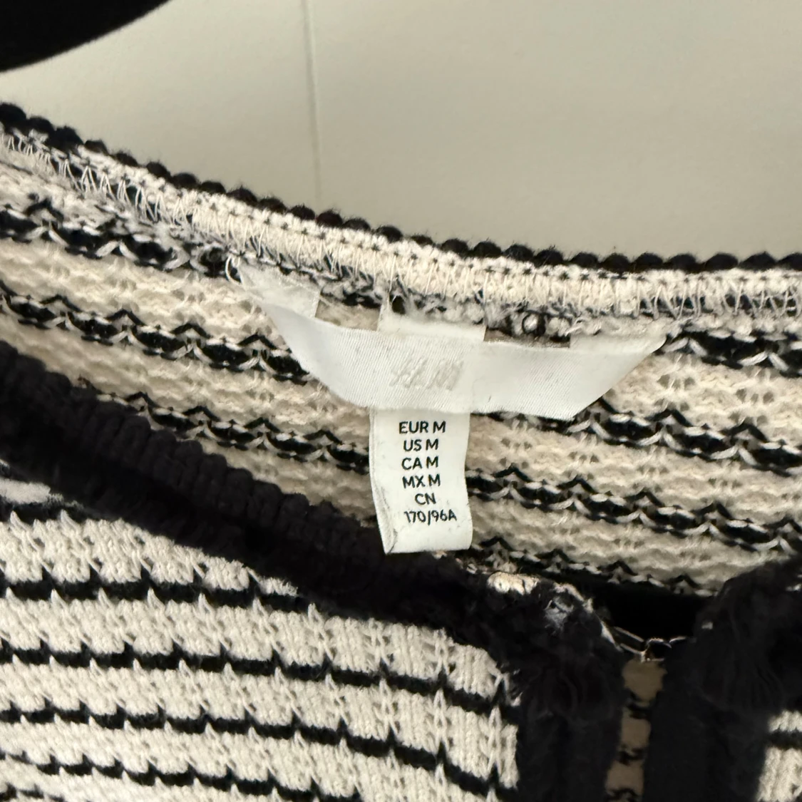 Randig kofta från H&M med gulddetaljer - 1