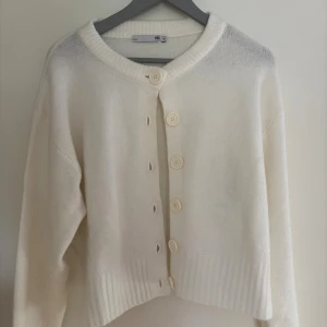 Stickad kofta  - Supersöt stickad kofta som jag nyss köpt som jag dessvärre ångrat mig kring 💞