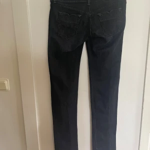 Svarta skinny/raka jeans från Pepe Jeans - Säljer ett par svarta  jeans från Pepe Jeans, modell Brooke. Jeansen har låg midja, klassiska fem fickor och raka sömmar längs benen. Snygg passform och stretchigt jeanstyg hör av er vid frågor🥰