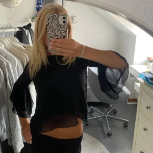 Svart blus med volangärmar - Säljer en svart blus från Hm som inte kommit till användning. Blusen har en lätt och luftig känsla och passar till många olika outfits. 💓 Pris kan diskuteras