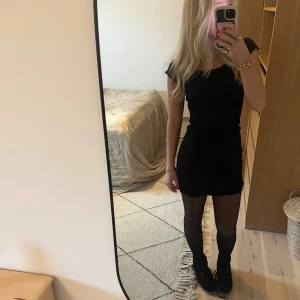 Svart kortklänning - Säljer en svart kortklänning i superskick, nästan aldrig använd. Jätteskönt material. Skriv för eventuella frågor, priset går att diskuteras! ❤️