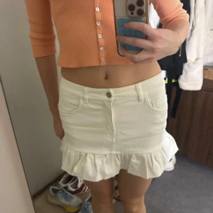 Vit jeanskjol med volang - Supersöt vit jeanskjol med volangkant längst ner. Egensydd!🩷 perfekt nu i höst till en stickad tröja😍🤭