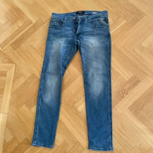 Replay Anbass blå jeans herr  - Säljer ett par Replay Anbass jeans i klassisk blå tvätt! Riktigt snygga!✅                            storlek33! ✅ Nya utan prislapp!                                    Nypris: 1199      Mitt pris: 699😊                                Hör av er vid frågor!!!🥰✅✅