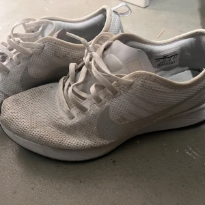 Två olika skor  - Båda två behöver tvättas som ni ser. Dem är använda 