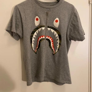 Bape T-shirt - Säljer denna feta T-shirt från bape i storlek s på barn som motsvara 152-164, skriv om ni har frågor 