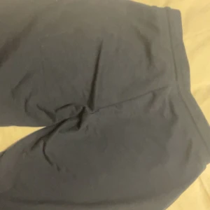 Mörk blåa mjukisbyxor med snörning - Mysiga svarta mjukisbyxor med breda ben och snörning i midjan. Perfekta för chill dagar eller när du vill vara bekväm. Tillverkade i mjukt material som känns skönt mot huden.