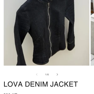 Svart jeansjacka med dragkedja Lova - Snygg jeansjacka från alohba, endast använd en gång💞