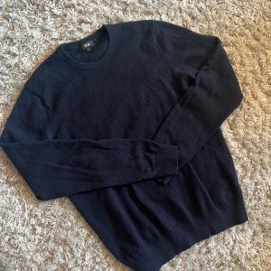 100% Kashmir Uniqlo Crewneck - Säljer denna snygga Uniqlo tröjan i 100% Kashmir. Tyvärr har den en liten defekt på ena armen se bild 5. Ingen krympning så passar perfekt på M. Bara att skriva över frågor och funderingar.