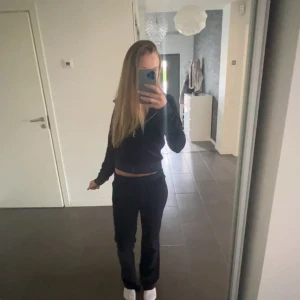 Mörk blå Juicy Couture set tröja och byxor (priset kan diskuteras) - Mörk blå Juicy Couture set tröjan i storlek XS och byxor i XXS. Byxorna har normal passform, är tillverkade i mjuk sammet och har snörning i midjan. Klassisk Juicy-stil med diskreta fickor och små detaljer baktill. Perfekta för en chill och trendig look. Jag är 166 och byxorna passar helt perfekt! Passar nog till längre också!💘