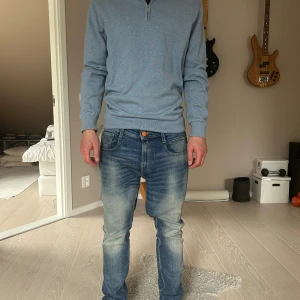 Blå stickad tröja från Bläck - Säljer nu en blå stickad tröja från Bläck. Skick 9/10 riktigt bra skick utan några defekter skriv PM för frågor eller prisförslag 