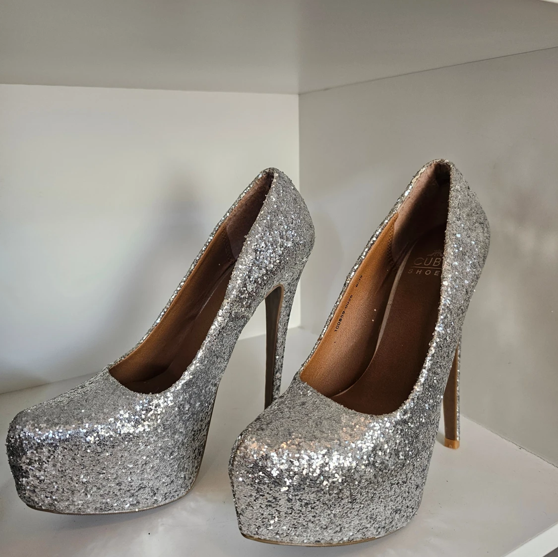 Glittriga silver pumps med platå  - 1