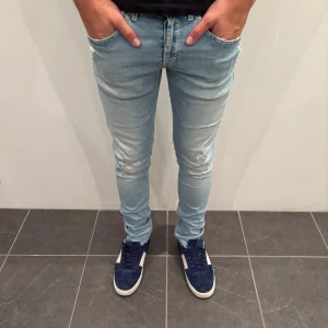 Dondup Jeans George  - Dondup Jeans George! Trendigaste jeansen på marknaden.  Skick= 9,5/10 Ny pris= 4000 kr Säljs för= 750 kr  (Modellen har original slitningar från fabrik vilket är väldigt eftertraktat och populärt)
