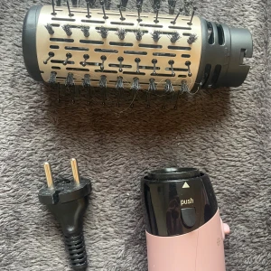 Remington varmluftsborste🤍 - En rosa varmluftsborste från Remington med svart och beige borsthuvud. Borsten har täta svarta borst och är rundad för att ge volym och form till håret. Handtaget är i matt rosa plast med svarta detaljer och tydliga reglage. Pris går att diskutera🫶🏻