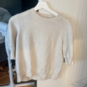 Beige stickad tröja från Vero Moda - En beige stickad tröja med korta armar från Vero Moda i storlek M. Använts några gånger men säljer då jag inte använder den längre💗