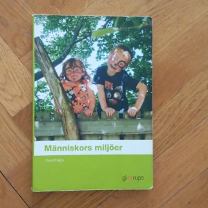 Människors miljöer - Upptäck hur människors identitet, socialisation och livsvillkor formas av omgivningen. Boken är tydligt kopplad till kursplanen och innehåller fallbeskrivningar, diskussionsfrågor och uppgifter som gör lärandet engagerande och relevant för unga.