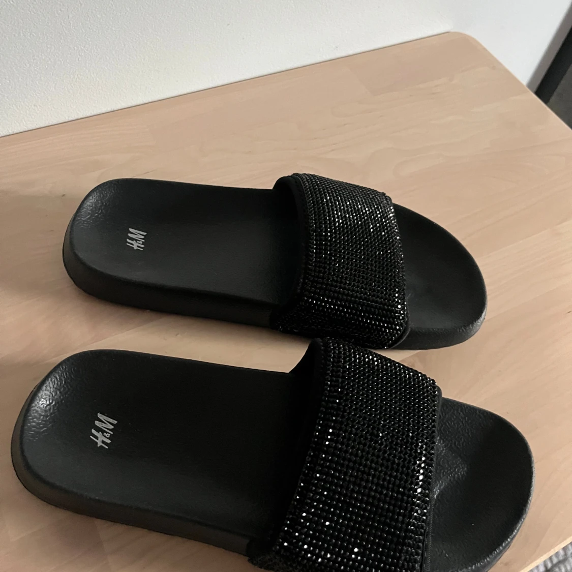 Svarta glittriga sandaler från H&M - 1