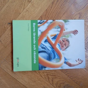 Barns lärande och växande - En modern bok om barns utveckling och lärande, perfekt för dig som pluggar pedagogik eller är nyfiken på hur barn växer och lär sig. Tydlig layout och inspirerande omslag gör den lätt att ta till sig för unga vuxna och studenter. (Kan innehålla anteckningar)