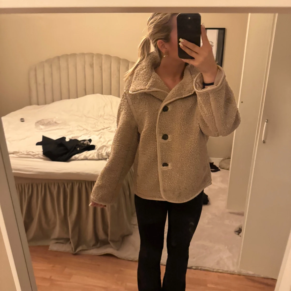 Beige teddyjacka med stora knappar - 1