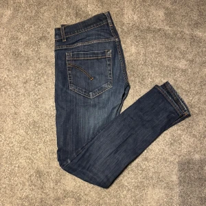 Dondup george jeans - Säljer nu dessa snygga dondup jeans✅ -jeansen är i jättebra skicka bara att de är sydda vid skrevet men inget man märker av👍 -storlek 32 men passar mindre✅ -måtten:(sista bilderna/passform)
