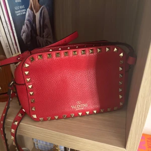 Valentino väska - Säljer min favvo röda valentinoväska då den inte kommer till användning längre. Saknar tyvärr kvitto och äkthetsintyg då den köptes på NK för ca 4 år sedan. Är i bra skick och har inga skador💕💕
