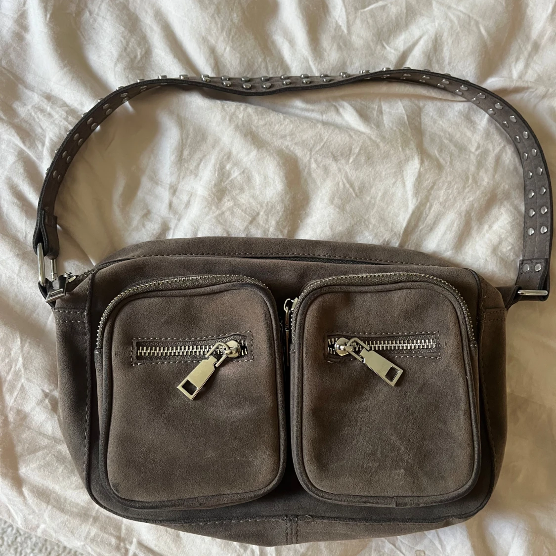 Brun grå mocka axelväska med nitar - 1