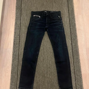 Replay jeans  - Säljer nu dessa marinblåa Replay jeans, säljer dem då de inte kommer i användning dem är i väldigt fint skick skriv om du har mer frågor 
