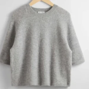 Grå stickad tröja med trekvartsärm - Stickad t shirt från & other stories. Gjord av alpacka och merinoull. Nyskick. Nypris 790kr