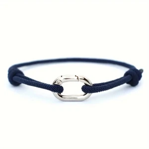 Armband Navy - Marininspirerat armband – Stil & Kvalitet från Armory  Upptäck det perfekta komplementet till din stil! Detta marinblå armband med en detalj kombinerar en elegant design med en avslappnad, nautisk känsla. Ett utmärkt val för dig som vill ha en diskret men stilfull accessoar eller en uppskattad present till någon speciell.  Hör av dig vid frågor/ armory