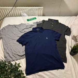Polo Ralph Lauren t-shirts & piké - Tre snygga t-shirts och pikétröjor från Polo Ralph Lauren. En grå t-shirt i bomull, en mörkgrå piké och en marinblå piké med klassisk logga på bröstet. Perfekta för en clean och stilren look.