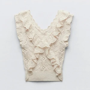 Beige spetsig linnetopp med volang - Säljer en superfin vit blus med spets och volanger. Toppen är croppad och har djup v-ringning samt breda axelband. Perfekt för dig som gillar romantisk och söt stil. Materialet är mjukt och stretchigt med fina spetsdetaljer. Den är från Zara, säljs inte längre. Har använt denna max 1 gång, därför helt nyskick! Strl S💕