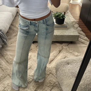 Ljusblå wide jeans med låg midja - Säljer ett par ljusblå jeans med snygg tvätt, låg midja och breda utsvängda ben. Använt 1 gång 