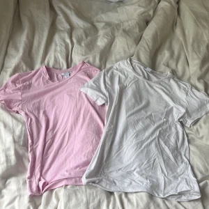 Två basic t-shirts från Amisu - Säljer två enkla t-shirts från Amisu, en i ljusrosa (M) och en i vit (L). Båda har rund halsringning och korta ärmar. Perfekta till jeans eller shorts och gjorda i mjuk bomull för en skön känsla.