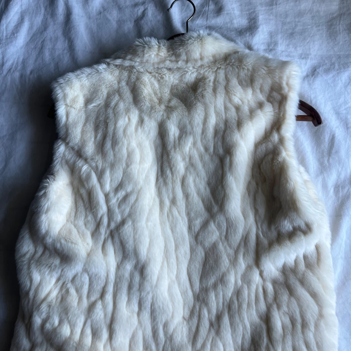 Vit pälsväst från Livelo - 2