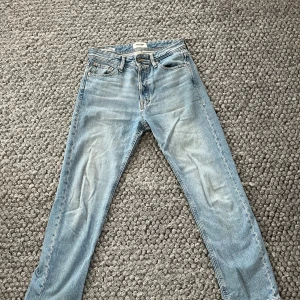 Jack & Jones Jeans Ljusblå - Säljer Jack & Jones jeans i ljusblå färg. Strl 28/30✅. Knappt använda! Hör av dig vid frågor! 